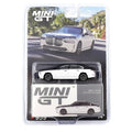 MINIGT 1:64 BMW i7 xDrive60 Alpine White / Black Sapphire MGT00959