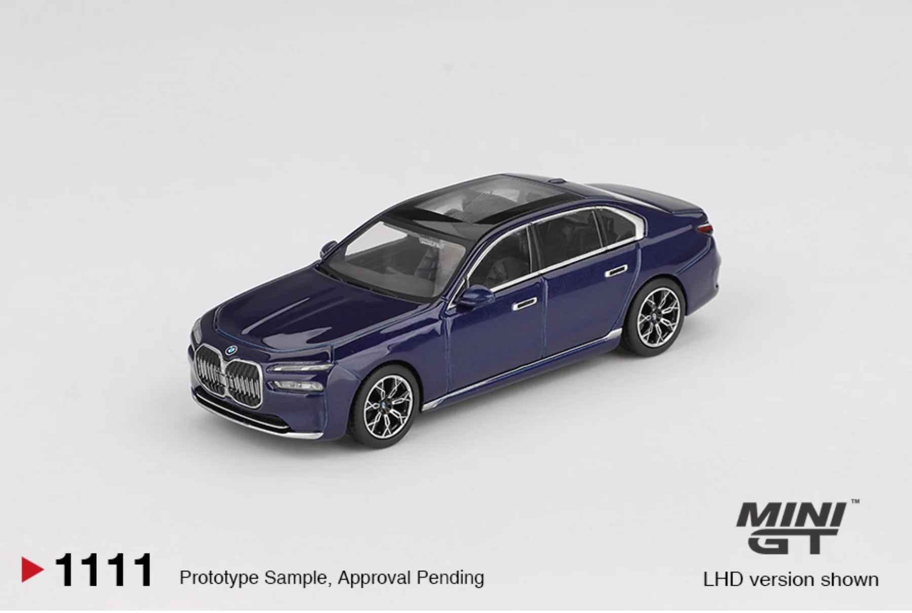 MINIGT 1:64 BMW i7 xDrive60 Tanzanite Blue Metallic MGT01111