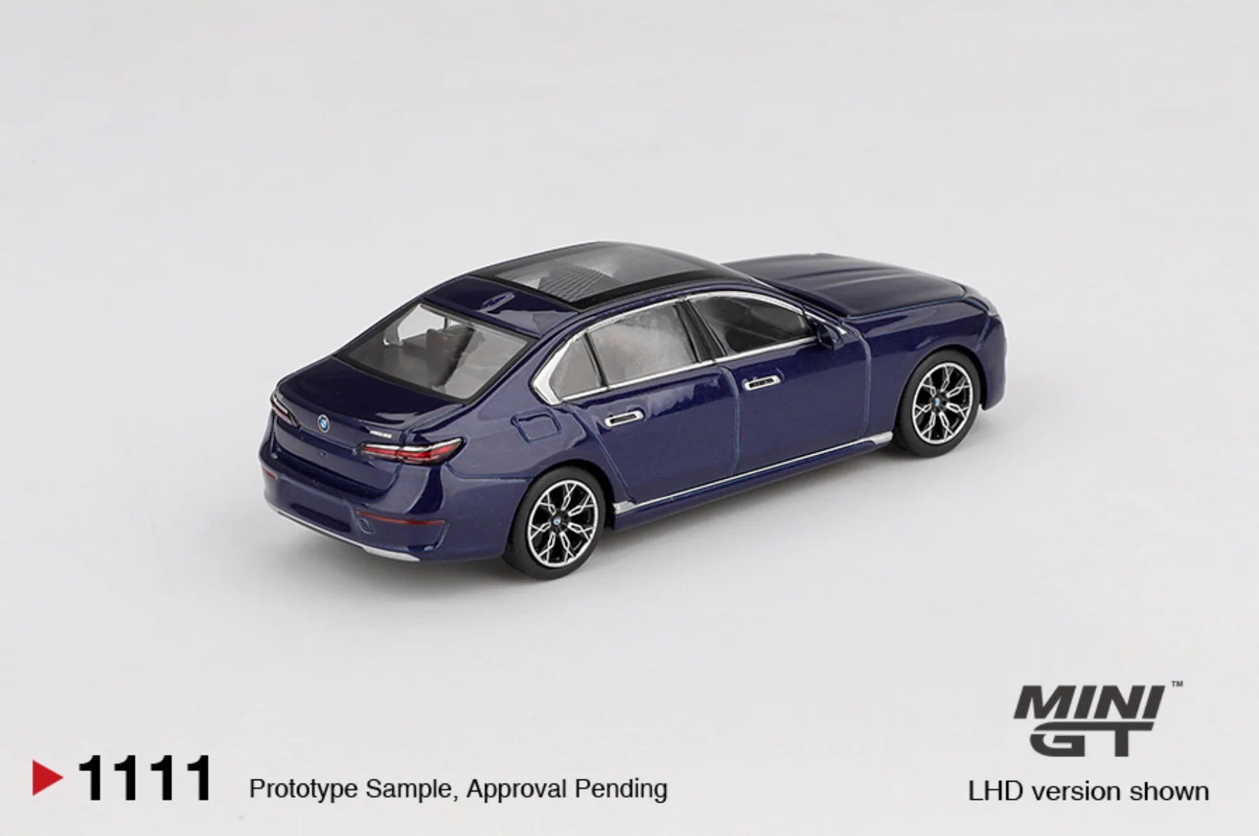 MINIGT 1:64 BMW i7 xDrive60 Tanzanite Blue Metallic MGT01111