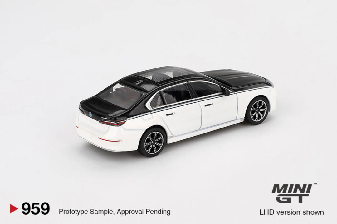 MINIGT 1:64 BMW i7 xDrive60 Alpine White / Black Sapphire MGT00959