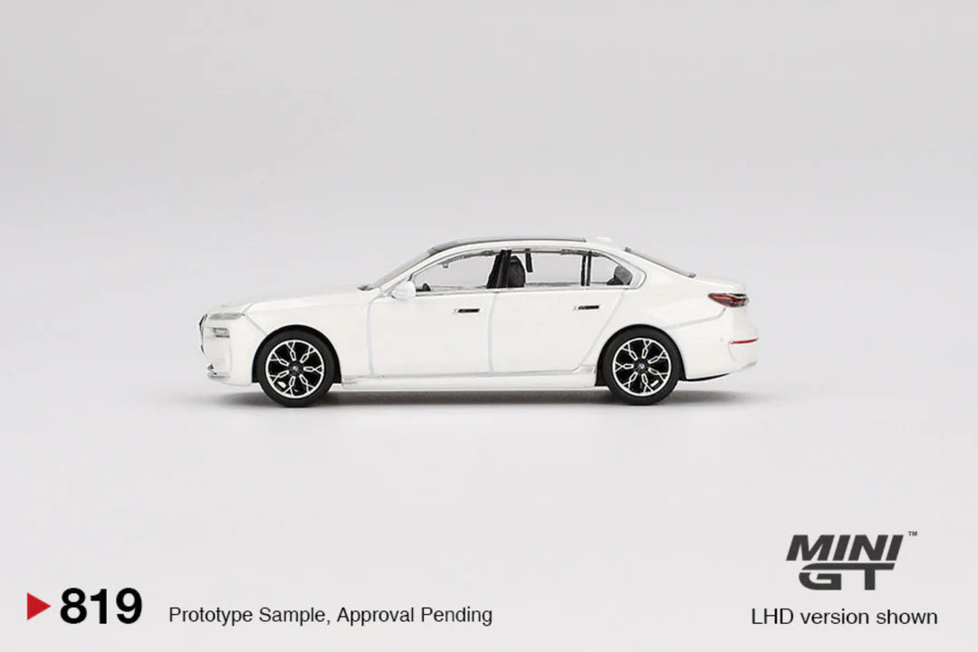 MINIGT 1:64 BMW i7 xDrive60 Mineral White MGT00819