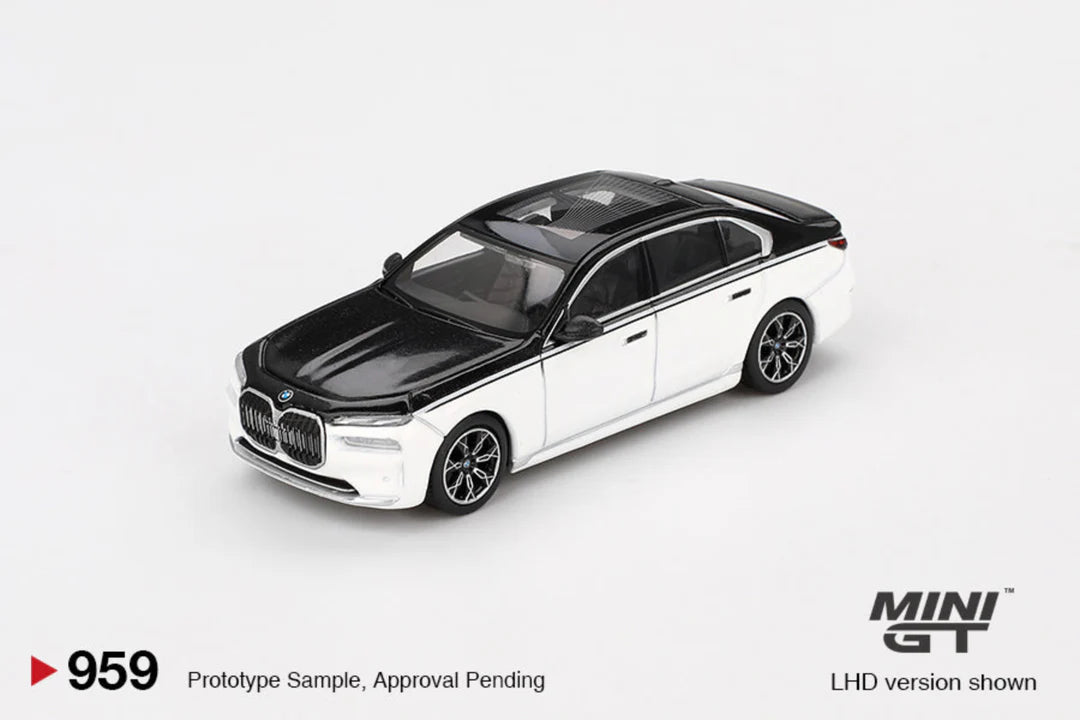 MINIGT 1:64 BMW i7 xDrive60 Alpine White / Black Sapphire MGT00959