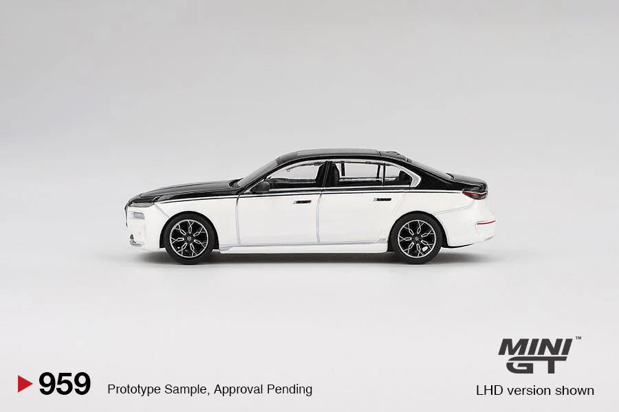 MINIGT 1:64 BMW i7 xDrive60 Alpine White / Black Sapphire MGT00959